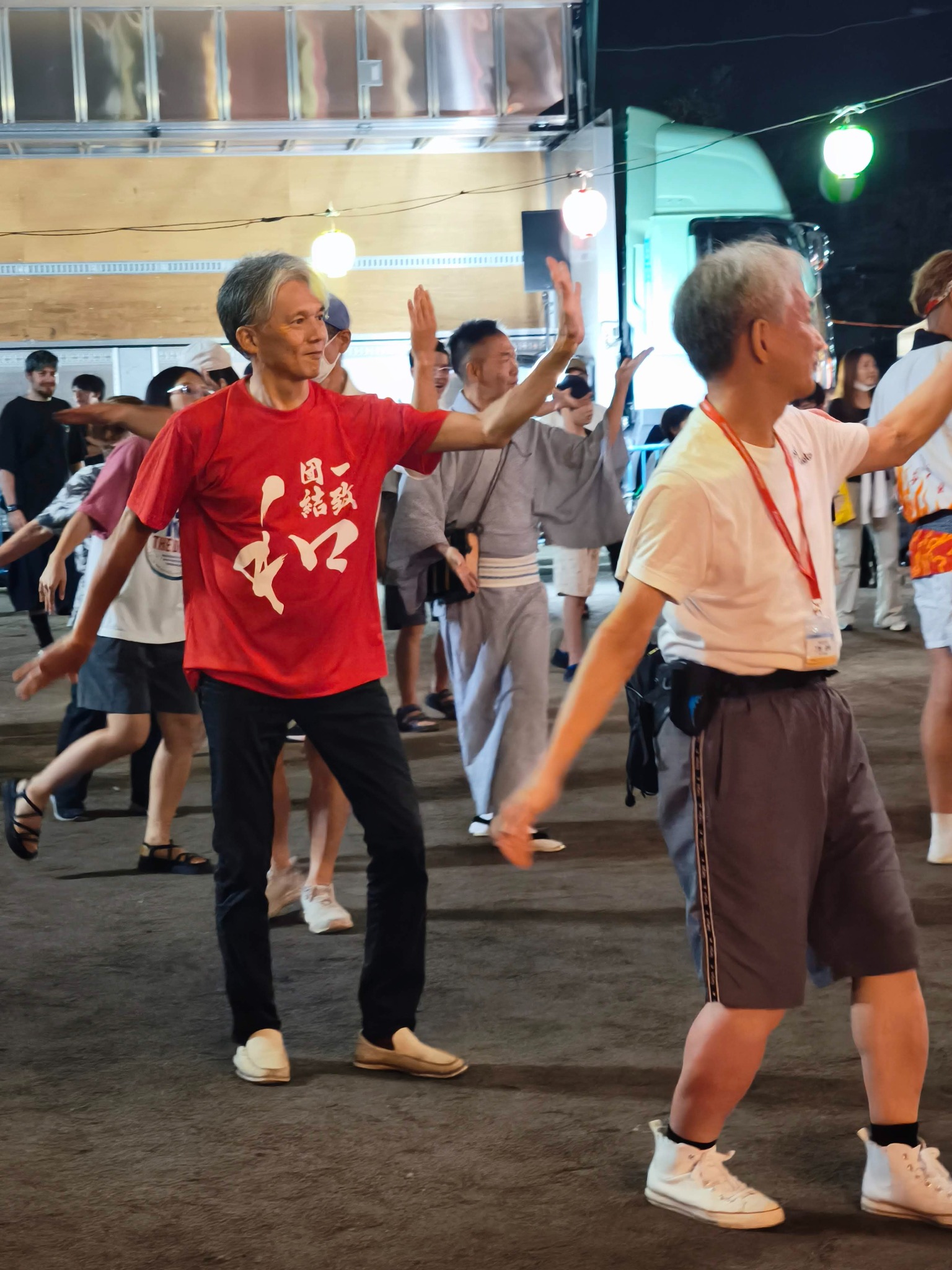 盆踊りを踊る祭礼実行委員長の吉村さん