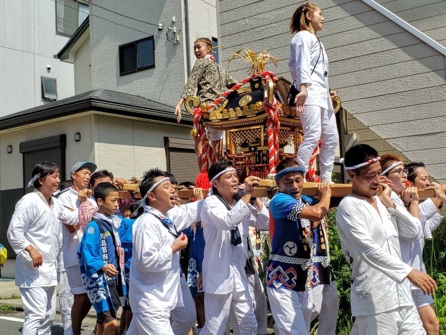 第四町内会夏祭りの神輿の様子